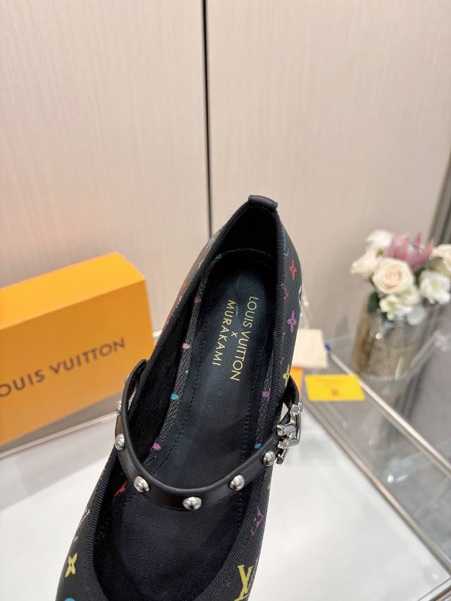 2025最新L家专柜最新走秀款四季鞋、官网系列同步更新、工厂P批P： 、完美楦型+新元素扣子、领口包边、带子油边、工艺极其繁琐、平底设计舒适、走路不累脚、原版倒