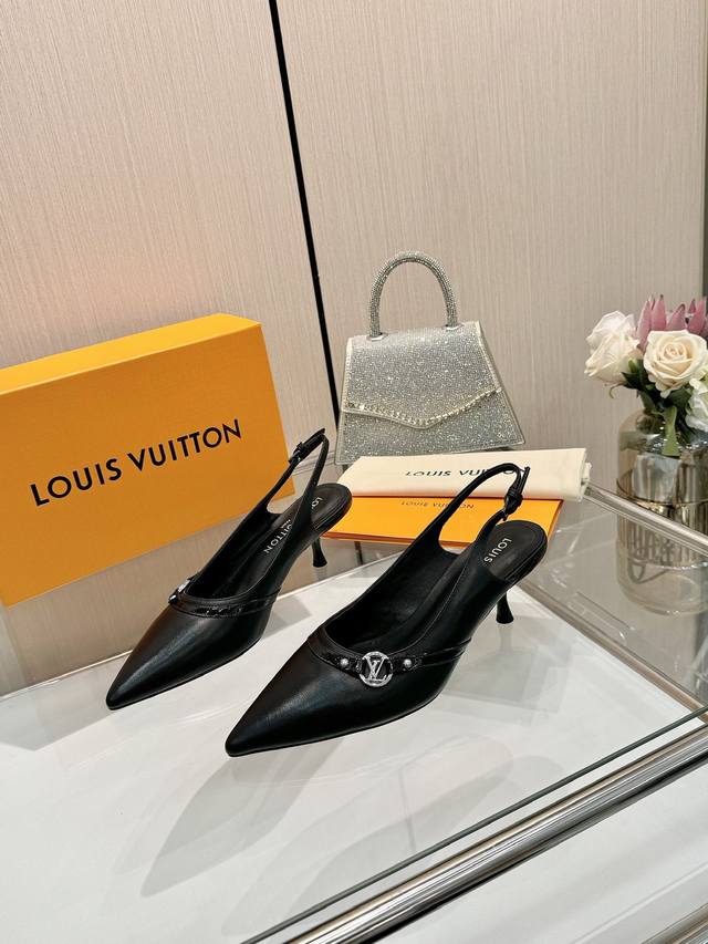 工厂P批P： 、 代购级 、Louis Vuitton 2025官网早春系列！完美楦型、 尖头新品、官网同步更新 小尖头搭配镂空皮条小方扣可调节松紧， Lv五金