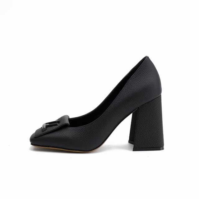 最新L家春秋款专柜最新走秀官网系列、同步更新、工厂P批P： 、完美楦型+大V扣电镀两层设计、再现经典、工艺及其复杂、走路不累脚、不挑人、上脚大气好看、原版倒模楦