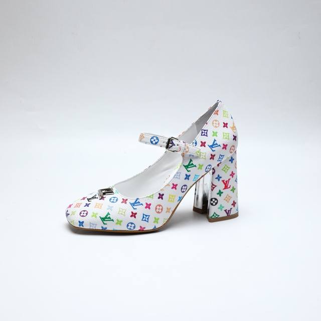 2025最新L家春夏款专柜最新走秀官网系列、同步更新、工厂P批P： 、完美楦型+小V扣设计、再现经典、玛丽珍款式简单大方、走路不累脚、不挑人、上脚大气好看、原版