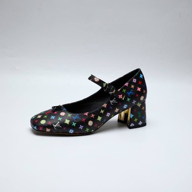 2025最新L家春夏款专柜最新走秀官网系列、同步更新、工厂P批P： 、完美楦型+小V扣设计、再现经典、玛丽珍款式简单大方、走路不累脚、不挑人、上脚大气好看、原版