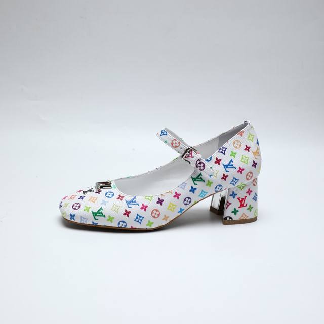 2025最新L家春夏款专柜最新走秀官网系列、同步更新、工厂P批P： 、完美楦型+小V扣设计、再现经典、玛丽珍款式简单大方、走路不累脚、不挑人、上脚大气好看、原版