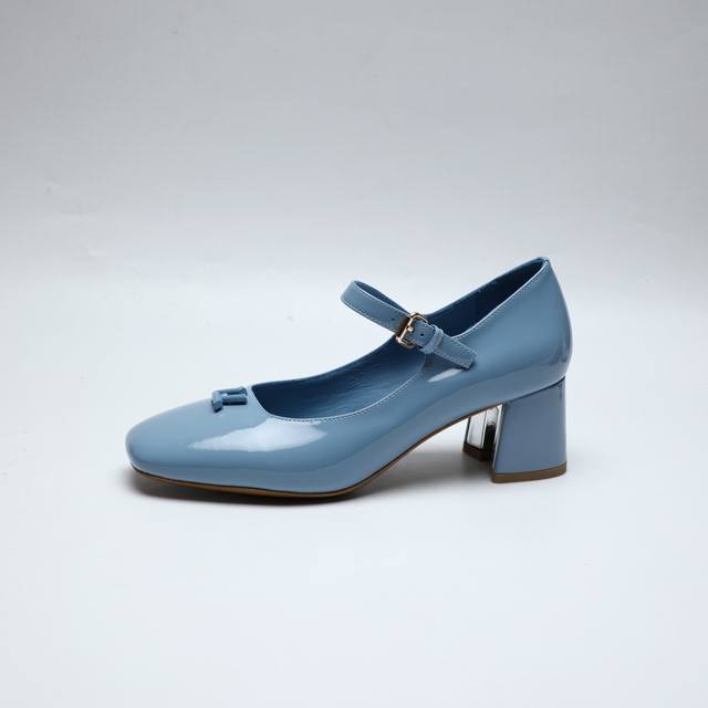 2025最新L家春夏款专柜最新走秀官网系列、同步更新、工厂P批P： 完美楦型+小V扣设计、再现经典、玛丽珍款式简单大方、走路不累脚、不挑人、上脚大气好看、原版倒