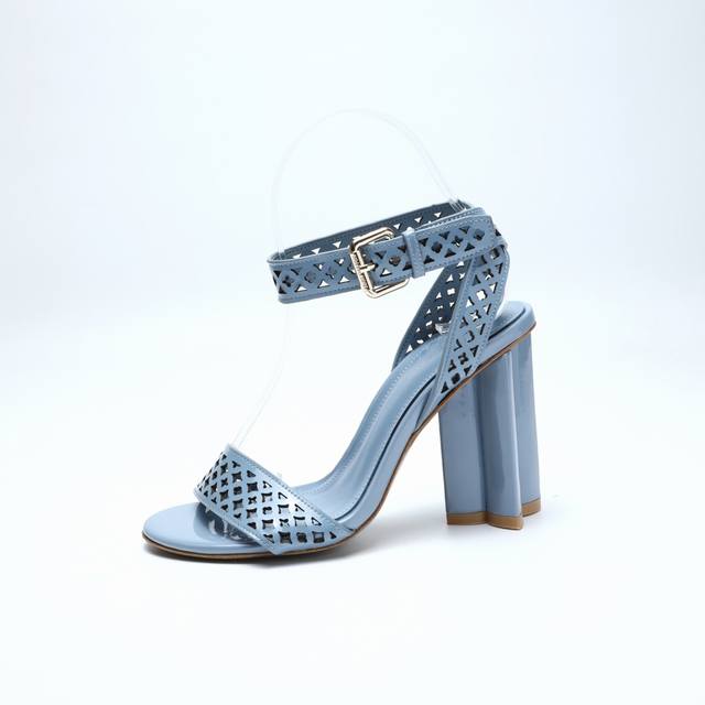 2025最新L家春夏款专柜最新走秀凉鞋、官网系列同步更新、工厂P批P： 、完美楦型+鞋面激光+油边设计、再现经典、款式简单大方、上脚大气好看、原版倒模楦型，极致