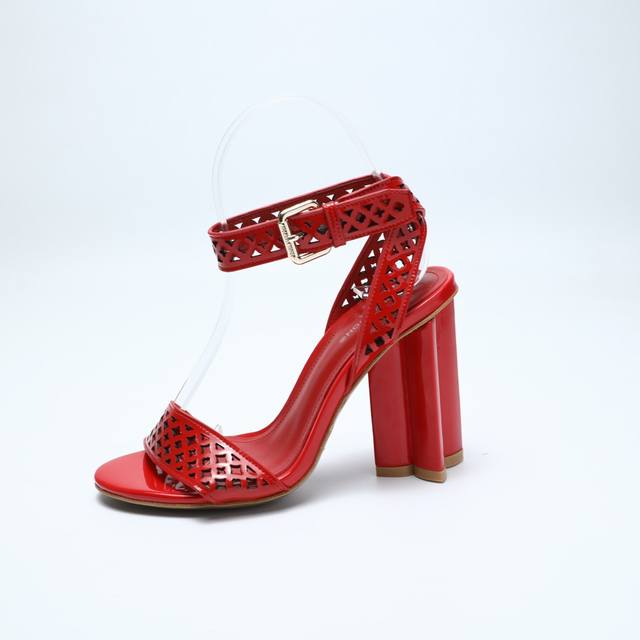 2025最新L家春夏款专柜最新走秀凉鞋、官网系列同步更新、工厂P批P： 、完美楦型+鞋面激光+油边设计、再现经典、款式简单大方、上脚大气好看、原版倒模楦型，极致