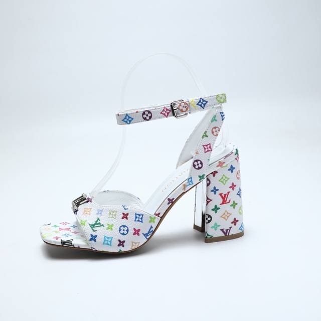 2025最新L家春夏款专柜最新走秀凉鞋、官网系列同步更新、工厂P批P： 、完美楦型+小V扣设计、再现经典、款式简单大方、走路不累脚、不挑人、上脚大气好看、原版倒