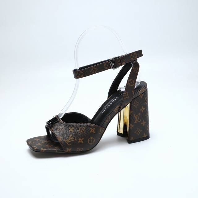 2025最新L家春夏款专柜最新走秀凉鞋、官网系列同步更新、工厂P批P： 、完美楦型+小V扣设计、再现经典、款式简单大方、走路不累脚、不挑人、上脚大气好看、原版倒