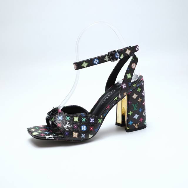 2025最新L家春夏款专柜最新走秀凉鞋、官网系列同步更新、工厂P批P： 、完美楦型+小V扣设计、再现经典、款式简单大方、走路不累脚、不挑人、上脚大气好看、原版倒