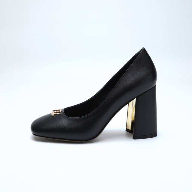 2025最新L家春夏款专柜最新走秀官网系列、同步更新、工厂P批P： 、完美楦型+小V扣设计、再现经典、款式简单大方、走路不累脚、不挑人、上脚大气好看、原版倒模楦