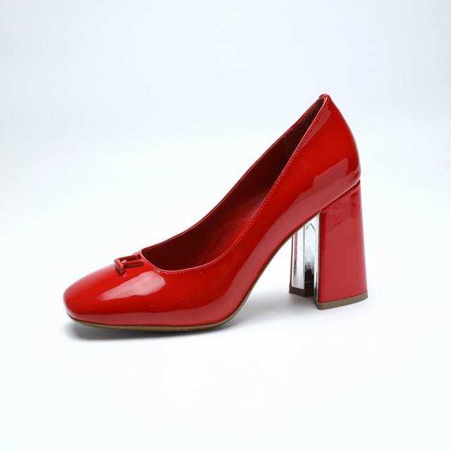 2025最新L家春夏款专柜最新走秀官网系列、同步更新、工厂P批P： 、完美楦型+小V扣设计、再现经典、款式简单大方、走路不累脚、不挑人、上脚大气好看、原版倒模楦