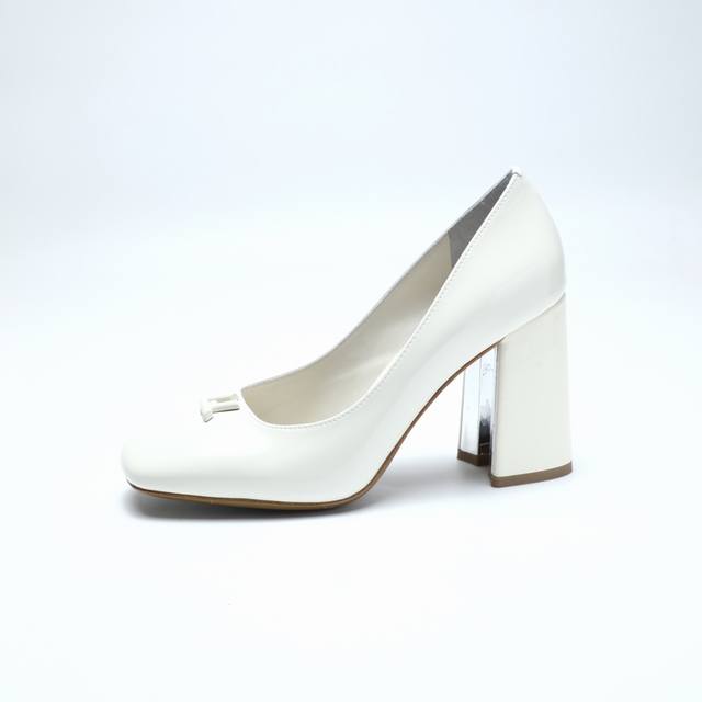 2025最新L家春夏款专柜最新走秀官网系列、同步更新、工厂P批P： 、完美楦型+小V扣设计、再现经典、款式简单大方、走路不累脚、不挑人、上脚大气好看、原版倒模楦