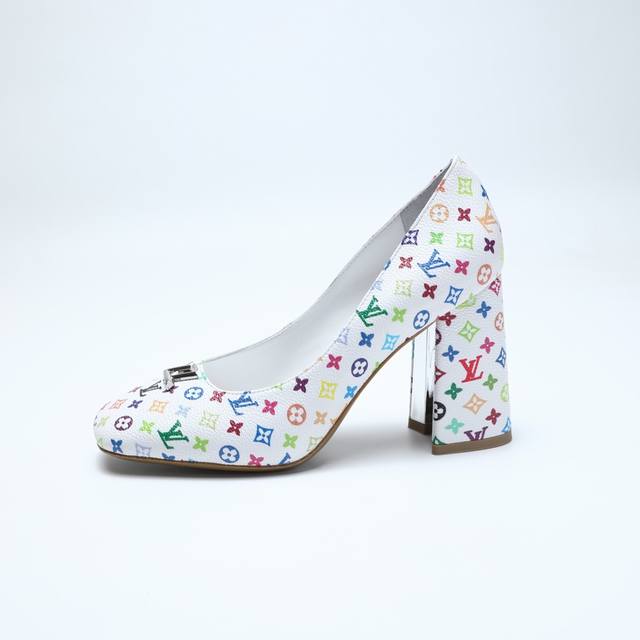 2025最新L家春夏款专柜最新走秀官网系列、同步更新、工厂P批P： 、完美楦型+小V扣设计、再现经典、款式简单大方、走路不累脚、不挑人、上脚大气好看、原版倒模楦