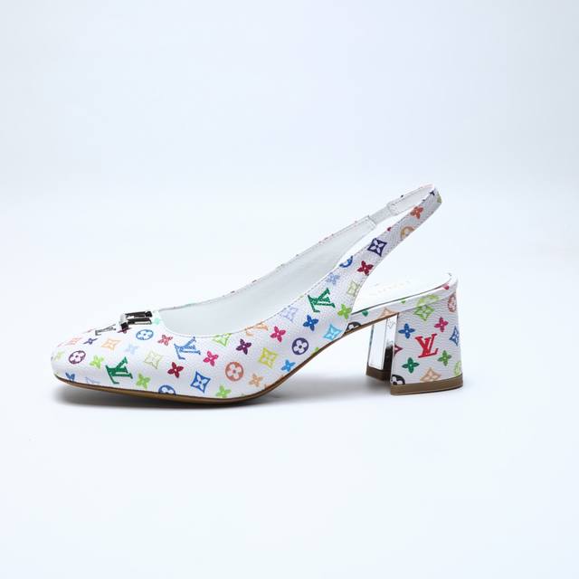 2025最新L家春夏款专柜最新走秀官网系列、同步更新、工厂P批P： 、完美楦型+小V扣设计、再现经典、款式简单大方、走路不累脚、不挑人、上脚大气好看、原版倒模楦