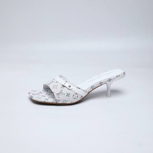 代购级 、Louis Vuitton 2025款官网系列！工厂P批P： 、完美楦型、新元素装饰更显优雅气质、上脚舒适好看、女人味十足、时尚百搭、新原版倒模楦型，