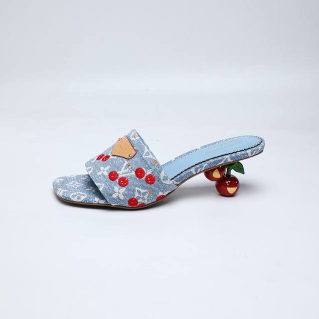 代购级 、Louis Vuitton 2025款官网系列！工厂P批P： 、完美楦型、新元素樱桃电绣装饰更显优雅气质、上脚舒适好看、女人味十足、时尚百搭、新原版倒