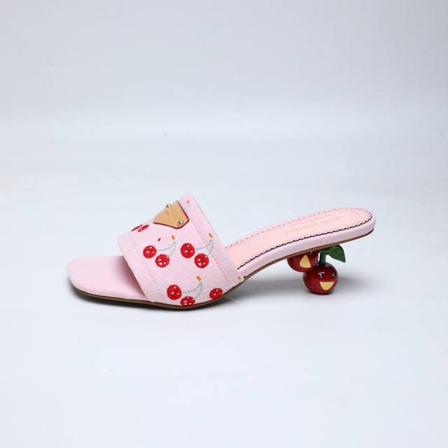 代购级 、Louis Vuitton 2025款官网系列！工厂P批P： 、完美楦型、新元素樱桃电绣装饰更显优雅气质、上脚舒适好看、女人味十足、时尚百搭、新原版倒