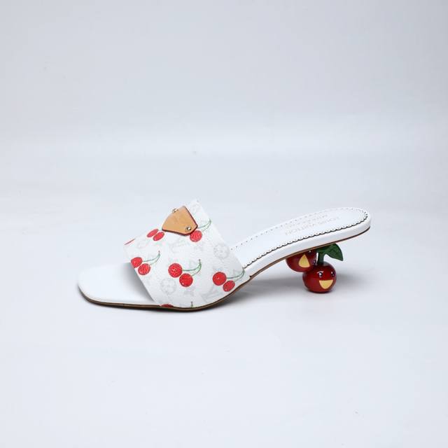 代购级 、Louis Vuitton 2025款官网系列！工厂P批P： 、完美楦型、新元素樱桃电绣装饰更显优雅气质、上脚舒适好看、女人味十足、时尚百搭、新原版倒