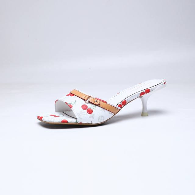 代购级 、Louis Vuitton 2025款官网系列！工厂P批P： 、完美楦型、新元素装饰更显优雅气质、上脚舒适好看、女人味十足、时尚百搭、新原版倒模楦型，