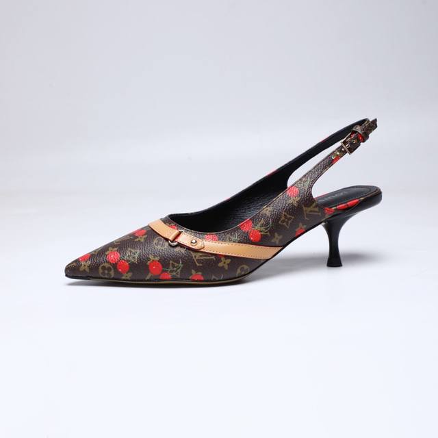 工厂P批P： 、 代购级 、Louis Vuitton 2025官网早春系列！完美楦型、 尖头新品、官网同步更新 小尖头搭配镂空皮条小方扣可调节松紧， Lv五金