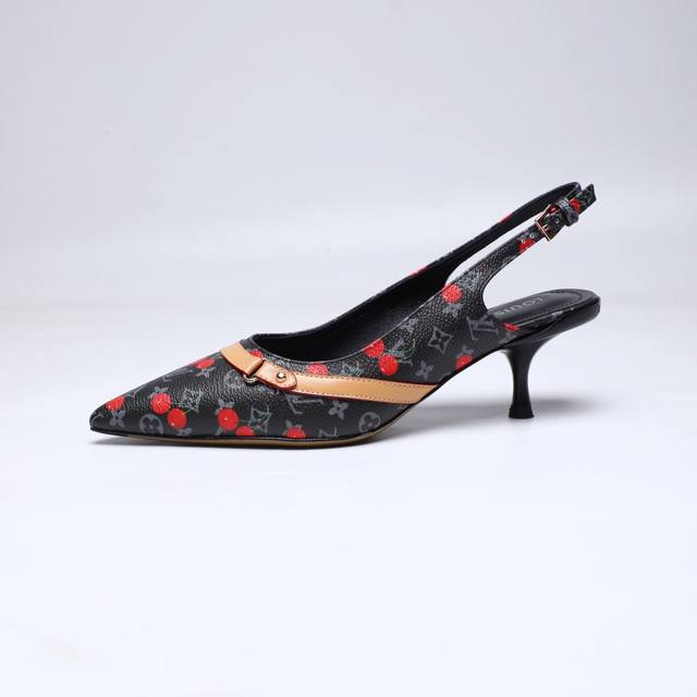 工厂P批P： 、 代购级 、Louis Vuitton 2025官网早春系列！完美楦型、 尖头新品、官网同步更新 小尖头搭配镂空皮条小方扣可调节松紧， Lv五金