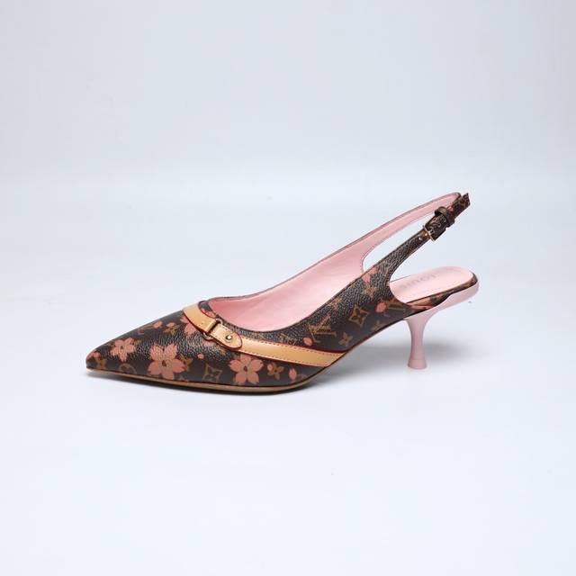 工厂P批P： 、 代购级 、Louis Vuitton 2025官网早春系列！完美楦型、 尖头新品、官网同步更新 小尖头搭配镂空皮条小方扣可调节松紧， Lv五金