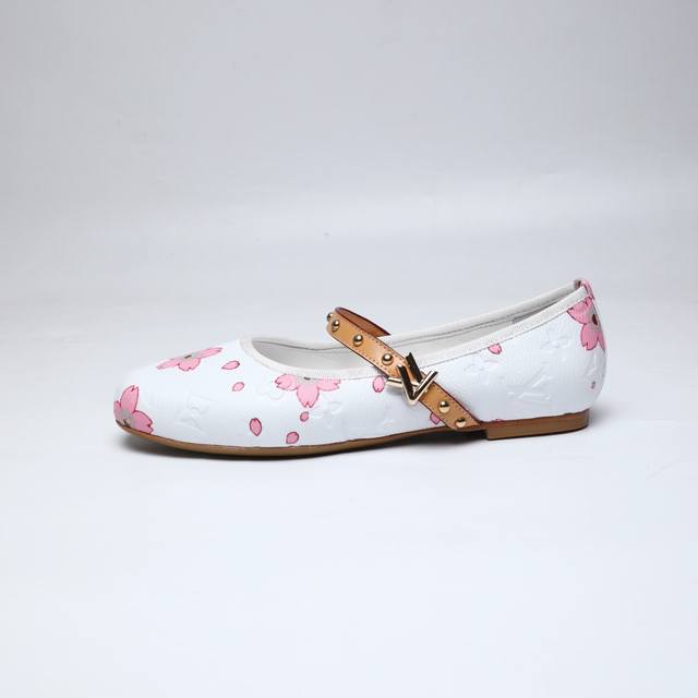 2025最新L家最新走秀款四季鞋、独家系列、工厂P批P： 、完美楦型+新元素柳钉扣子、领口包边、带子油边、鞋面压花工艺、极其繁琐、平底设计舒适、走路不累脚、原版