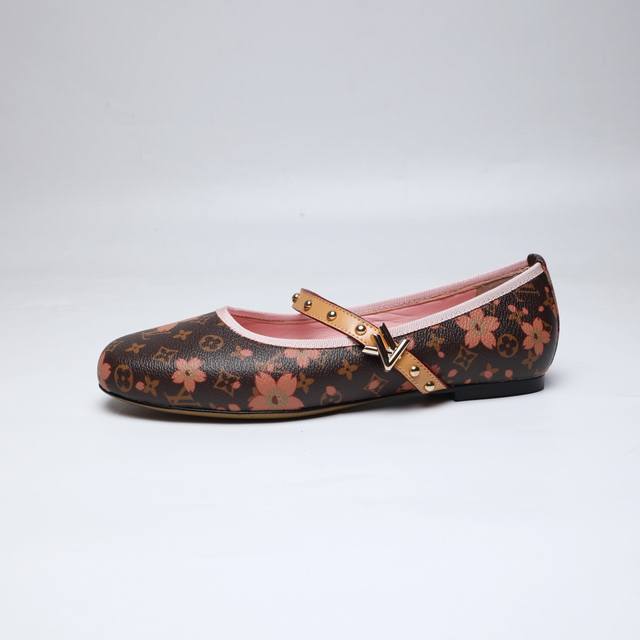 2025最新L家最新走秀款四季鞋、独家系列、工厂P批P： 、完美楦型+新元素柳钉扣子、领口包边、带子油边、鞋面压花工艺、极其繁琐、平底设计舒适、走路不累脚、原版