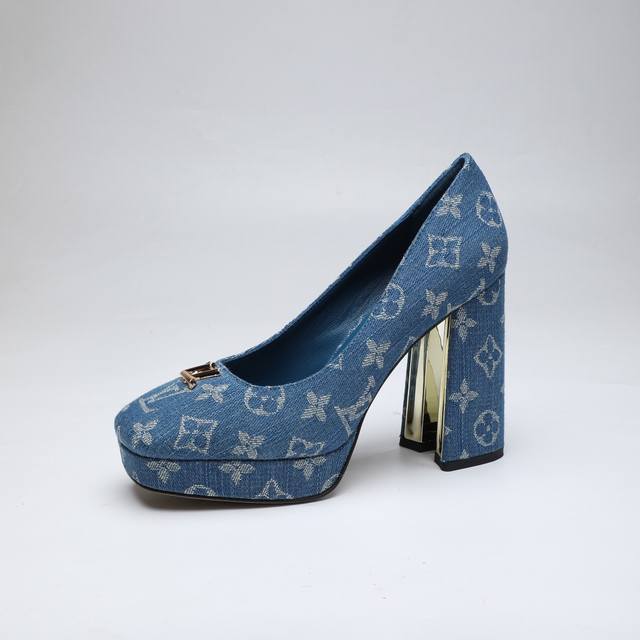 2025最新L家春秋专柜最新走秀款水台单鞋、官网系列、同步更新、工厂P批P： 、完美楦型+小V扣+水台设计、再现经典、款式简单大方、走路不累脚、不挑人、上脚大气