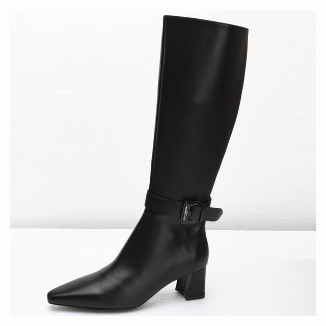 2025最新L家专柜秋冬最新款16寸长靴、官网系列同步更新、工厂P批P： 、Lv新款烤漆扣设计，款式新颖别致、上脚舒适百搭、英气十足。走路不累脚、原版倒模楦型，