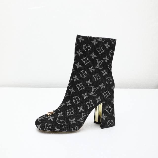 2025最新L家秋冬专柜最新走秀6寸短靴、官网系列、同步更新、工厂P批P： 、完美楦型+小V扣设计、再现经典、款式简单大方、走路不累脚、不挑人、上脚大气好看、原