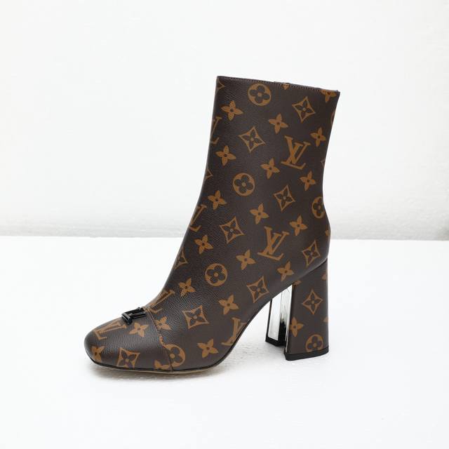 2025最新L家秋冬专柜最新走秀6寸短靴、官网系列、同步更新、工厂P批P： 、完美楦型+小V扣设计、再现经典、款式简单大方、走路不累脚、不挑人、上脚大气好看、原