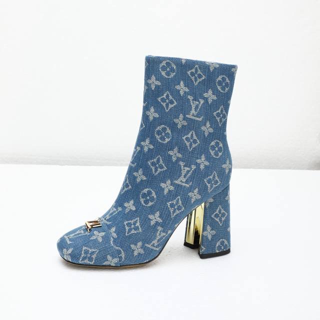 2025最新L家秋冬专柜最新走秀6寸短靴、官网系列、同步更新、工厂P批P： 、完美楦型+小V扣设计、再现经典、款式简单大方、走路不累脚、不挑人、上脚大气好看、原