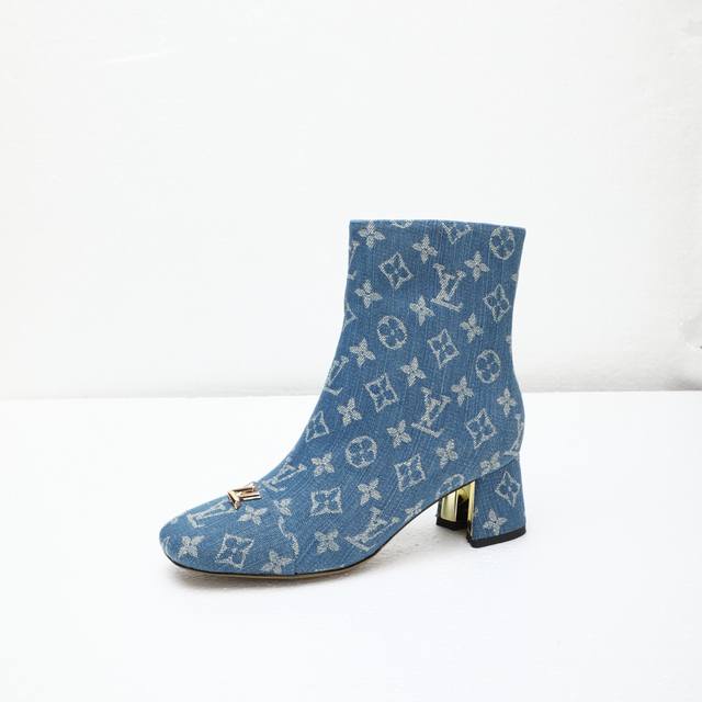 2025最新L家秋冬专柜最新走秀6寸短靴、官网系列、同步更新、工厂P批P： 、完美楦型+小V扣设计、再现经典、款式简单大方、走路不累脚、不挑人、上脚大气好看、原