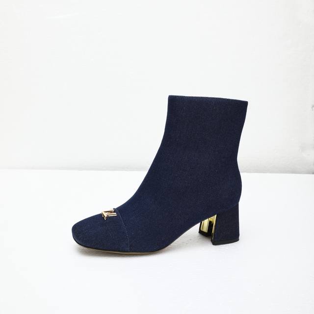 2025最新L家秋冬专柜最新走秀6寸短靴、官网系列、同步更新、工厂P批P： 、完美楦型+小V扣设计、再现经典、款式简单大方、走路不累脚、不挑人、上脚大气好看、原