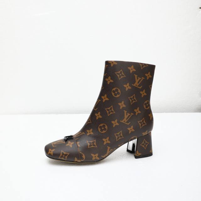 2025最新L家秋冬专柜最新走秀6寸短靴、官网系列、同步更新、工厂P批P： 、完美楦型+小V扣设计、再现经典、款式简单大方、走路不累脚、不挑人、上脚大气好看、原