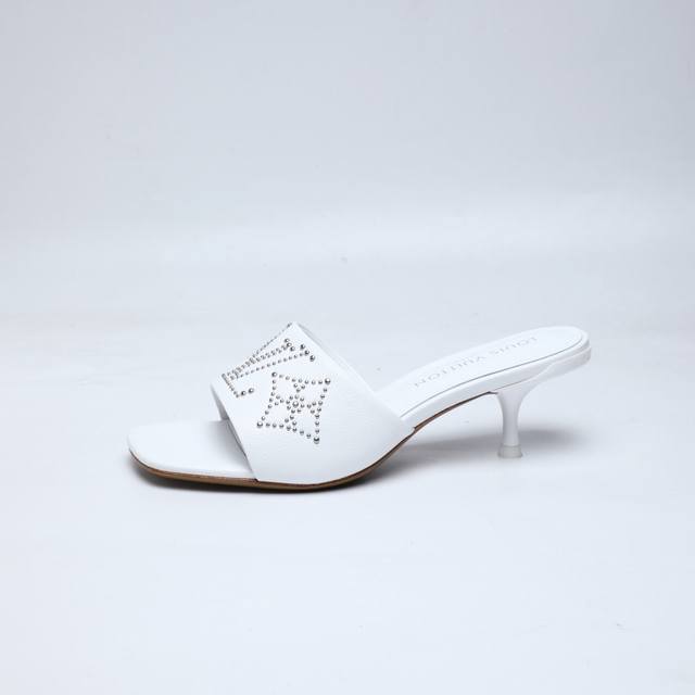 代购级 、Louis Vuitton 2025款走秀系列！工厂P批P： 、完美楦型、新元素打钉装饰更显优雅气质、上脚舒适好看、女人味十足、时尚百搭、新原版倒模楦