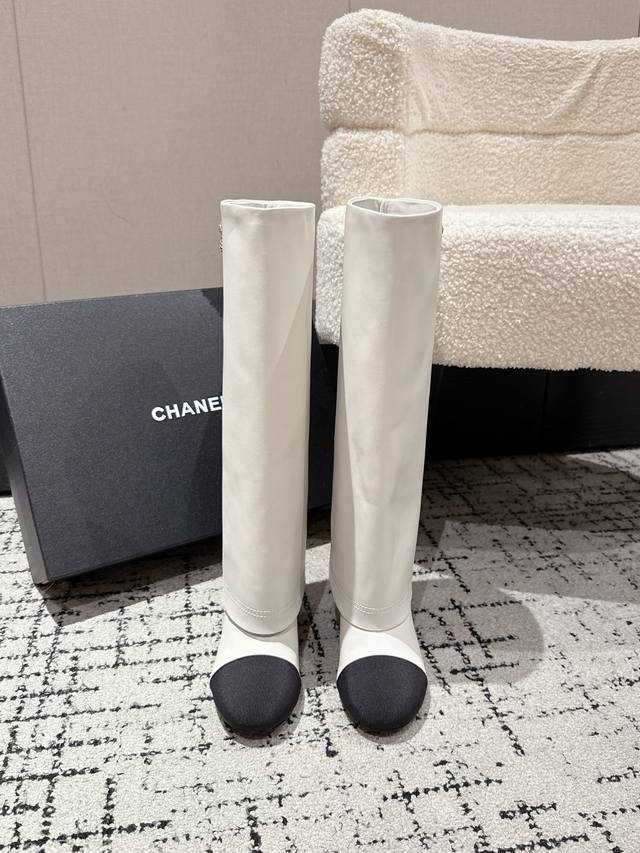 顶级版本 Chanel 小香 25 秋冬最新 走秀款 骑士 裤筒靴 美的太超过了 最近非常爆真的是很耐看越看越喜欢！这款马丁靴真的太适合秋冬了 厚底上脚超级舒服