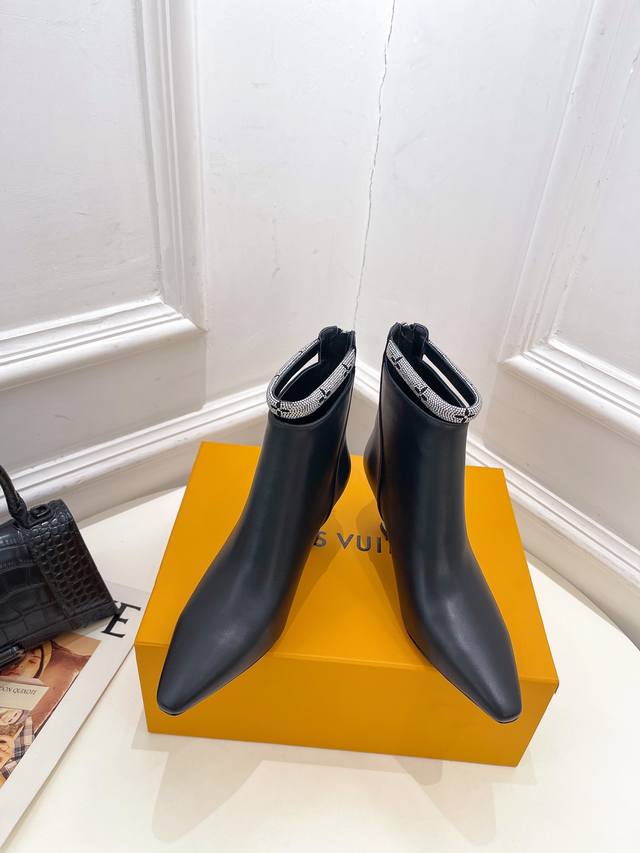 Lv 路易威登 25 2025 秋冬新款 顶级版本 专柜主打最新款 小方头钻跟裸靴 硬货上新 代购级别！高级感十足！国内外博主刷爆的一款，复古又时髦 上脚美炸了