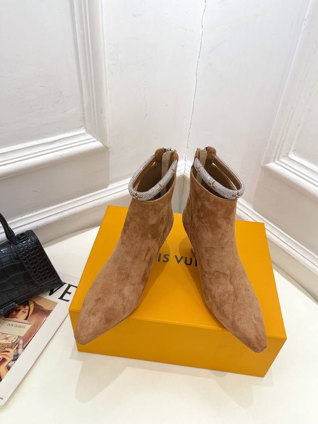 Lv 路易威登 25 2025 秋冬新款 顶级版本 专柜主打最新款 小方头钻跟裸靴 硬货上新 代购级别！高级感十足！国内外博主刷爆的一款，复古又时髦 上脚美炸了