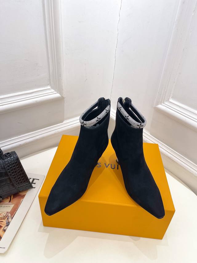 Lv 路易威登 25 2025 秋冬新款 顶级版本 专柜主打最新款 小方头钻跟裸靴 硬货上新 代购级别！高级感十足！国内外博主刷爆的一款，复古又时髦 上脚美炸了