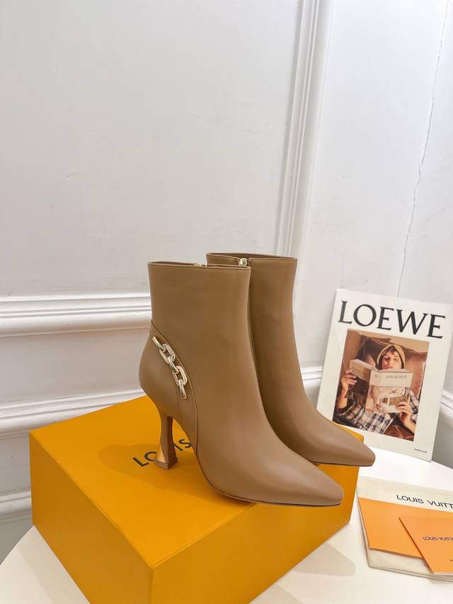 Lv 路易威登 25 2025 秋冬新款 顶级版本 专柜主打最新款 小方头金属跟裸靴 硬货上新 代购级别！高级感十足！国内外博主刷爆的一款，复古又时髦 上脚美炸