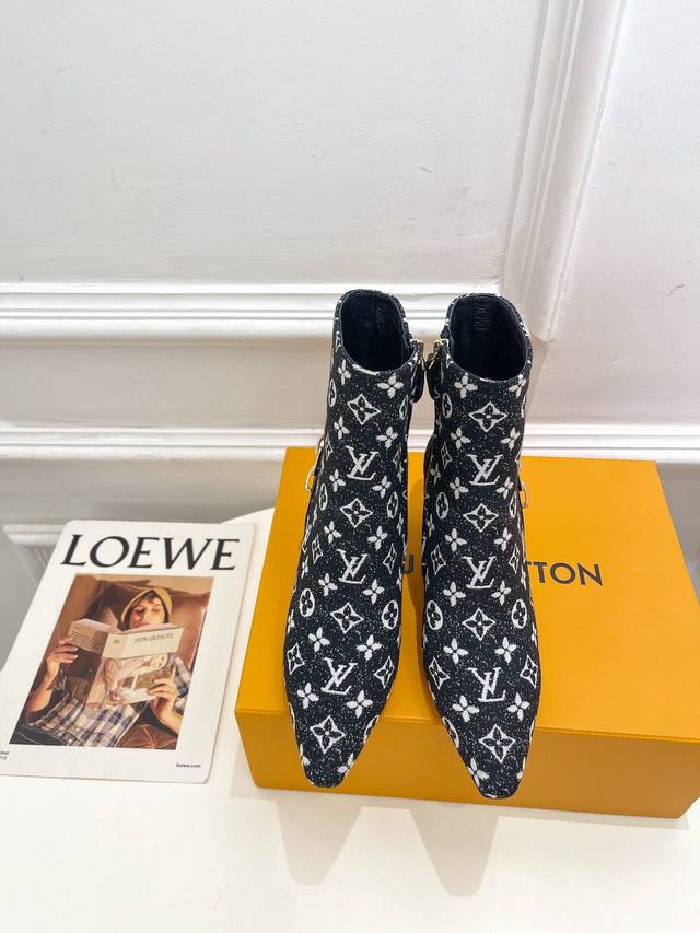 Lv 路易威登 25 2025 秋冬新款 顶级版本 专柜主打最新款 小方头金属跟裸靴 硬货上新 代购级别！高级感十足！国内外博主刷爆的一款，复古又时髦 上脚美炸