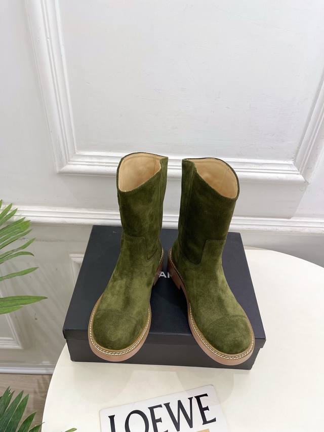 小香 25 2025 秋冬秀场新品 小香经典大双C骑士靴 短靴系列上新 Bs时尚圈的绝绝子 搭配将演绎着细致 极简 永不褪去的经典元素 展现与众不同的穿搭风格美