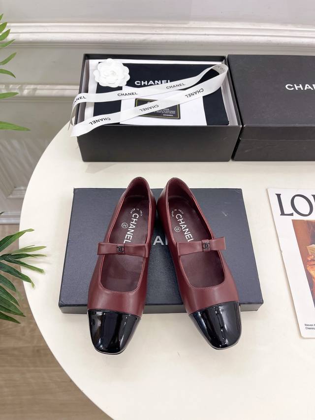 小香 25 2025 秋冬新品 专柜经典走秀款 小香双C蝴蝶结玛丽珍粗跟鞋 系列上新 Bs时尚圈的绝绝子 搭配将演绎着细致 极简 永不褪去的经典元素 展现与众不