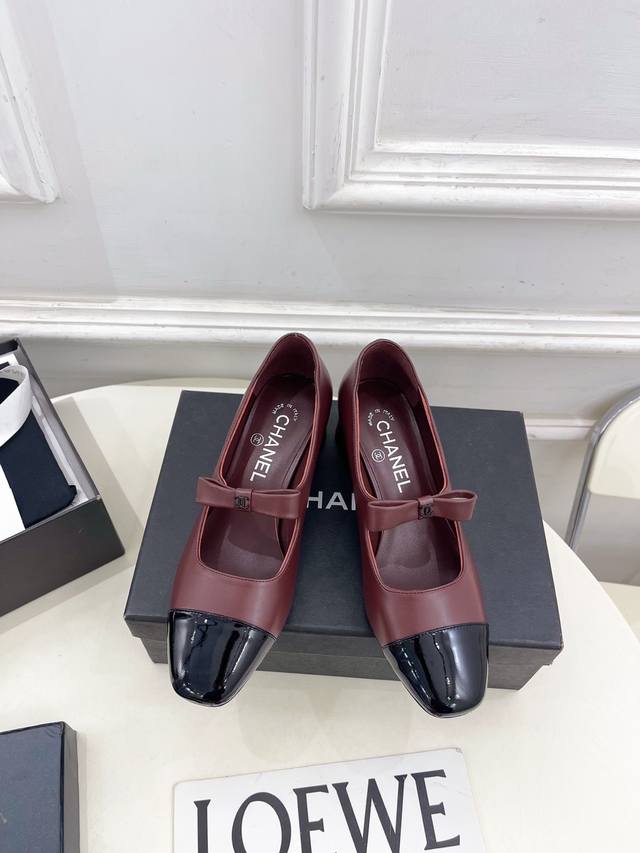 小香 25 2025 秋冬新品 专柜经典走秀款 小香双C蝴蝶结玛丽珍粗跟鞋 系列上新 Bs时尚圈的绝绝子 搭配将演绎着细致 极简 永不褪去的经典元素 展现与众不