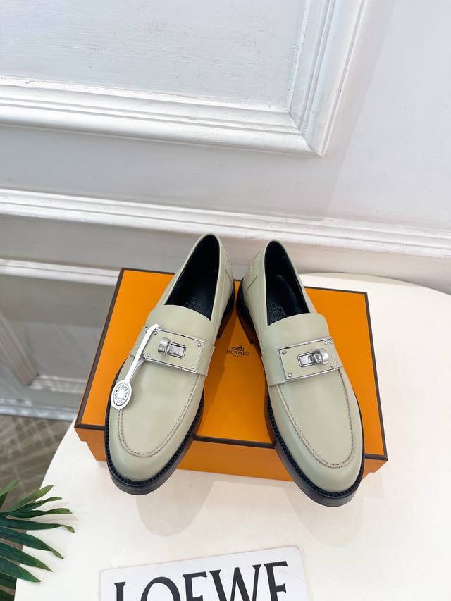 爱玛仕 25 2025秋新新品 专柜新款 经典超大Kelly扣乐福鞋 系列 鞋面：原版特定牛皮 内里：进口混种羊皮 大底：原版开模定制防滑大底 跟高：3Cm 鞋