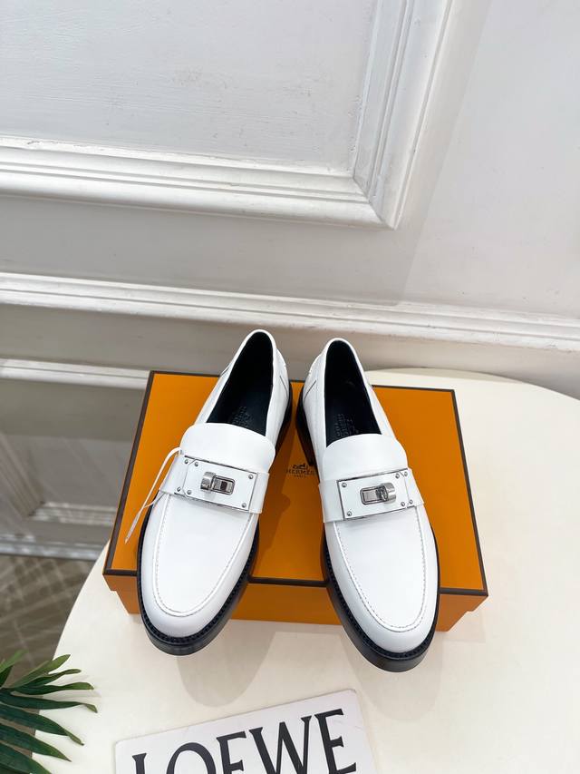 爱玛仕 25 2025秋新新品 专柜新款 经典超大Kelly扣乐福鞋 系列 鞋面：原版特定牛皮 内里：进口混种羊皮 大底：原版开模定制防滑大底 跟高：3Cm 鞋