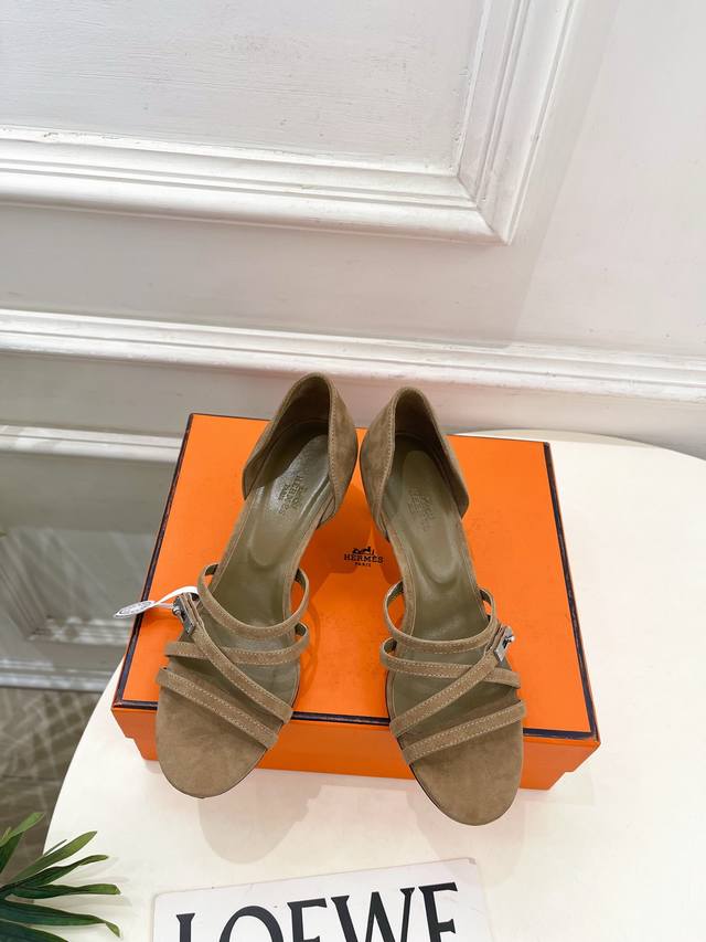 爱玛仕 25 2025秋冬新品 专柜新款 经典Kelly扣 Lipstick 高跟凉鞋系列 鞋面：原版特定麂皮 内里：进口混种羊皮 大底：原版意大利真皮大底 跟