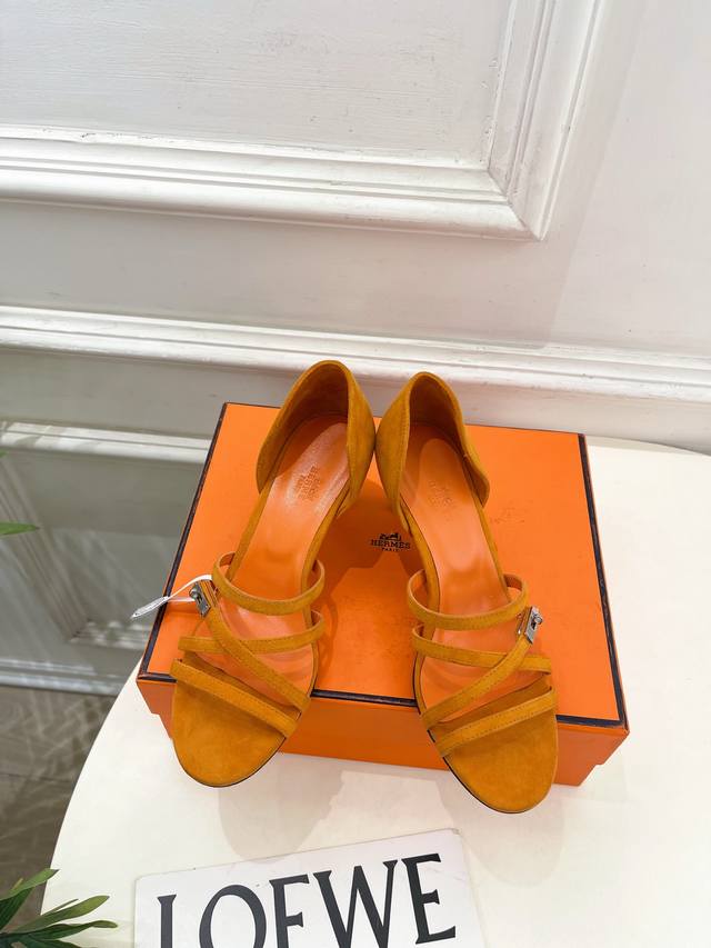 爱玛仕 25 2025秋冬新品 专柜新款 经典Kelly扣 Lipstick 高跟凉鞋系列 鞋面：原版特定麂皮 内里：进口混种羊皮 大底：原版意大利真皮大底 跟