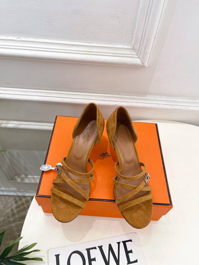 爱玛仕 25 2025秋冬新品 专柜新款 经典Kelly扣 Lipstick 高跟凉鞋系列 鞋面：原版特定麂皮 内里：进口混种羊皮 大底：原版意大利真皮大底 跟